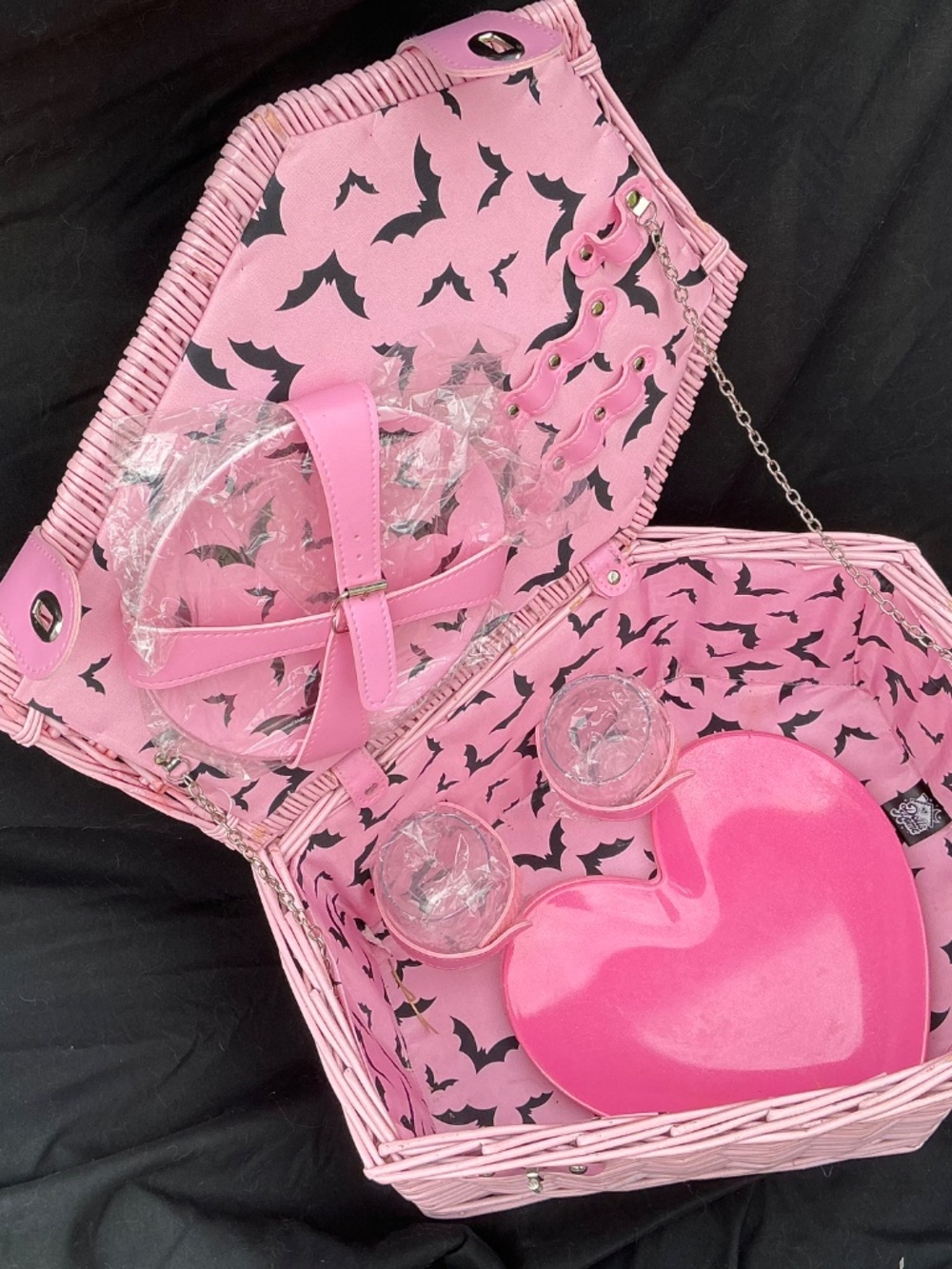 Dolls Kill picnic basket - Picture 3 of 3